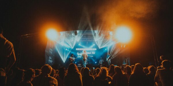 Jak przygotować scenę do koncertu?