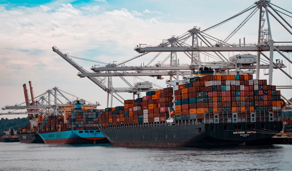 Statki handlowe importujące produkty JWImport