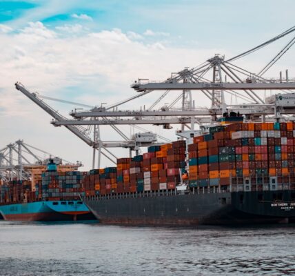 Statki handlowe importujące produkty JWImport