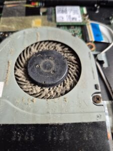 Zabrudzony wentylator w laptopie DELL