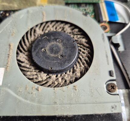 Zabrudzony wentylator w laptopie DELL