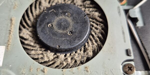 Zabrudzony wentylator w laptopie DELL