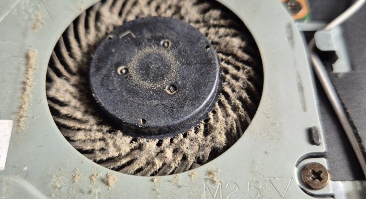 Zabrudzony wentylator w laptopie DELL