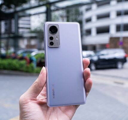 Co to jest eSIM i czy warto z niego korzystać? Zalety i wady wirtualnej karty SIM