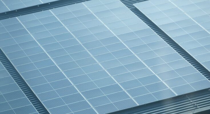 Fotowoltaika dla firm – jak przedsiębiorstwa mogą obniżyć rachunki i zwiększyć niezależność energetyczną