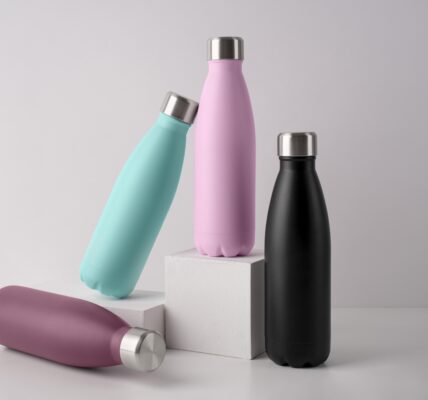 Funkcjonalność przez cały rok Niezależnie od pory roku, termosy z logo firmy pozostają jednym z najbardziej praktycznych i uniwersalnych gadżetów promocyjnych. Ich funkcjonalność sprawia, że doskonale wpisują się w codzienne potrzeby użytkowników – zarówno zimą, jak i latem, w biurze, w podróży czy na świeżym powietrzu. W chłodne miesiące, gdy temperatura spada poniżej zera, termos staje się niezastąpionym towarzyszem dnia. Ciepła herbata, kawa czy kakao nie tylko rozgrzewają, ale też poprawiają nastrój i pomagają przetrwać zimowe poranki. Termosy reklamowe z nadrukiem doskonale sprawdzają się w samochodzie, na spacerze, podczas górskich wędrówek czy w drodze do pracy – a umieszczone na nich logo firmy towarzyszy użytkownikowi w każdej z tych sytuacji, budując subtelne, ale trwałe skojarzenia z marką. Latem ich rola wcale nie maleje – wręcz przeciwnie. Termosy i butelki termiczne z logo utrzymują niską temperaturę napojów przez wiele godzin, pozwalając cieszyć się chłodną wodą, lemoniadą czy sokiem w czasie upałów. W ten sposób jeden produkt spełnia dwie przeciwstawne funkcje: zimą ogrzewa, a latem orzeźwia. To sprawia, że termos staje się gadżetem całorocznym, który z powodzeniem towarzyszy użytkownikowi niezależnie od warunków. Warto też podkreślić, że nowoczesne termosy reklamowe nie są już wyłącznie funkcjonalne – to także estetyczne akcesoria lifestyle’owe, wpisujące się w modę na ekologiczne, wielorazowe rozwiązania. Wykonane ze stali nierdzewnej, często w minimalistycznym designie i w wielu kolorach do wyboru, świetnie komponują się z codziennym stylem użytkownika. Dzięki temu logo firmy staje się częścią produktu, który jest chętnie używany, a nie odkładany do szuflady jak tradycyjny gadżet reklamowy. Dobrze zaprojektowany termos to inwestycja w długofalową widoczność marki – nie tylko na biurku, ale też w samochodzie, na siłowni, w podróży i podczas weekendowych wyjazdów. To właśnie uniwersalność i praktyczność przez cały rok sprawiają, że termosy z logo należą do najchętniej wybieranych upominków reklamowych, które łączą funkcjonalność z trwałą ekspozycją brandu. Przykłady zastosowań Termosy reklamowe (https://www.seligift.com/termosy-reklamowe/) mogą być wykorzystywane na wiele sposobów, co czyni je niezwykle wszechstronnymi gadżetami. Oto kilka przykładów, jak mogą one wspierać działania marketingowe: Wydarzenia firmowe: Podczas konferencji czy szkoleń, uczestnicy docenią możliwość skorzystania z termosa z logo firmy, co jednocześnie zwiększy ich świadomość marki. Prezenty dla partnerów biznesowych: Elegancko zapakowany termos z grawerem stanowi doskonały upominek, który z pewnością zostanie doceniony przez odbiorców. Kampanie lojalnościowe: Oferując termosy z własnym nadrukiem jako nagrody za lojalność, firmy mogą skutecznie budować długotrwałe relacje z klientami. Termosy jako gadżet premium W branży B2B, gdzie jakość i prestiż odgrywają kluczową rolę, termosy reklamowe z nadrukiem są postrzegane jako luksusowy dodatek do kampanii marketingowych. Stanowią one nie tylko praktyczne narzędzie, ale także elegancki element, który podkreśla profesjonalizm firmy. Właściwie zaprojektowane termosy z grawerem mogą stać się wizytówką marki, która pozostaje z klientami przez długie lata. Znakowanie i personalizacja Personalizacja termosów z logo firmy to doskonały sposób na dopasowanie ich do indywidualnych potrzeb klientów. Dzięki nowoczesnym technikom znakowania, takim jak grawerowanie laserowe, możliwe jest stworzenie unikalnego designu, który przyciągnie uwagę i pozostanie w pamięci odbiorców. Takie podejście pozwala na wyróżnienie się na tle konkurencji i budowanie silnej tożsamości marki. Termosy reklamowe w kampaniach marketingowych Termosy z własnym nadrukiem to nie tylko funkcjonalność i elegancja, ale przede wszystkim skuteczne narzędzie promocyjne. Działają jak mobilne reklamy, które towarzyszą klientom w ich codziennych aktywnościach, przypominając o marce za każdym razem, gdy sięgają po napój. To jeden z powodów, dla których firmy coraz częściej inwestują w ten rodzaj gadżetów reklamowych. Wzmocnienie relacji z klientem Dzięki termosom reklamowym, firmy mogą budować silniejsze więzi z klientami. Ofiarowanie praktycznego i estetycznego gadżetu promocyjnego, który będzie używany na co dzień, to sposób na pokazanie troski o potrzeby klienta. Takie podejście wzmacnia pozytywne postrzeganie marki i zwiększa lojalność klientów. Termosy reklamowe to inwestycja, która przynosi wymierne korzyści. Są one nie tylko praktycznym gadżetem, ale także skutecznym narzędziem marketingowym, które pozwala firmom wyróżnić się na tle konkurencji. Ich wszechstronność i elegancja czynią je idealnym wyborem dla firm, które chcą budować trwałe relacje z klientami i wzmacniać swoją pozycję na rynku.