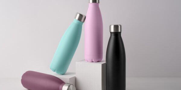 Funkcjonalność przez cały rok Niezależnie od pory roku, termosy z logo firmy pozostają jednym z najbardziej praktycznych i uniwersalnych gadżetów promocyjnych. Ich funkcjonalność sprawia, że doskonale wpisują się w codzienne potrzeby użytkowników – zarówno zimą, jak i latem, w biurze, w podróży czy na świeżym powietrzu. W chłodne miesiące, gdy temperatura spada poniżej zera, termos staje się niezastąpionym towarzyszem dnia. Ciepła herbata, kawa czy kakao nie tylko rozgrzewają, ale też poprawiają nastrój i pomagają przetrwać zimowe poranki. Termosy reklamowe z nadrukiem doskonale sprawdzają się w samochodzie, na spacerze, podczas górskich wędrówek czy w drodze do pracy – a umieszczone na nich logo firmy towarzyszy użytkownikowi w każdej z tych sytuacji, budując subtelne, ale trwałe skojarzenia z marką. Latem ich rola wcale nie maleje – wręcz przeciwnie. Termosy i butelki termiczne z logo utrzymują niską temperaturę napojów przez wiele godzin, pozwalając cieszyć się chłodną wodą, lemoniadą czy sokiem w czasie upałów. W ten sposób jeden produkt spełnia dwie przeciwstawne funkcje: zimą ogrzewa, a latem orzeźwia. To sprawia, że termos staje się gadżetem całorocznym, który z powodzeniem towarzyszy użytkownikowi niezależnie od warunków. Warto też podkreślić, że nowoczesne termosy reklamowe nie są już wyłącznie funkcjonalne – to także estetyczne akcesoria lifestyle’owe, wpisujące się w modę na ekologiczne, wielorazowe rozwiązania. Wykonane ze stali nierdzewnej, często w minimalistycznym designie i w wielu kolorach do wyboru, świetnie komponują się z codziennym stylem użytkownika. Dzięki temu logo firmy staje się częścią produktu, który jest chętnie używany, a nie odkładany do szuflady jak tradycyjny gadżet reklamowy. Dobrze zaprojektowany termos to inwestycja w długofalową widoczność marki – nie tylko na biurku, ale też w samochodzie, na siłowni, w podróży i podczas weekendowych wyjazdów. To właśnie uniwersalność i praktyczność przez cały rok sprawiają, że termosy z logo należą do najchętniej wybieranych upominków reklamowych, które łączą funkcjonalność z trwałą ekspozycją brandu. Przykłady zastosowań Termosy reklamowe (https://www.seligift.com/termosy-reklamowe/) mogą być wykorzystywane na wiele sposobów, co czyni je niezwykle wszechstronnymi gadżetami. Oto kilka przykładów, jak mogą one wspierać działania marketingowe: Wydarzenia firmowe: Podczas konferencji czy szkoleń, uczestnicy docenią możliwość skorzystania z termosa z logo firmy, co jednocześnie zwiększy ich świadomość marki. Prezenty dla partnerów biznesowych: Elegancko zapakowany termos z grawerem stanowi doskonały upominek, który z pewnością zostanie doceniony przez odbiorców. Kampanie lojalnościowe: Oferując termosy z własnym nadrukiem jako nagrody za lojalność, firmy mogą skutecznie budować długotrwałe relacje z klientami. Termosy jako gadżet premium W branży B2B, gdzie jakość i prestiż odgrywają kluczową rolę, termosy reklamowe z nadrukiem są postrzegane jako luksusowy dodatek do kampanii marketingowych. Stanowią one nie tylko praktyczne narzędzie, ale także elegancki element, który podkreśla profesjonalizm firmy. Właściwie zaprojektowane termosy z grawerem mogą stać się wizytówką marki, która pozostaje z klientami przez długie lata. Znakowanie i personalizacja Personalizacja termosów z logo firmy to doskonały sposób na dopasowanie ich do indywidualnych potrzeb klientów. Dzięki nowoczesnym technikom znakowania, takim jak grawerowanie laserowe, możliwe jest stworzenie unikalnego designu, który przyciągnie uwagę i pozostanie w pamięci odbiorców. Takie podejście pozwala na wyróżnienie się na tle konkurencji i budowanie silnej tożsamości marki. Termosy reklamowe w kampaniach marketingowych Termosy z własnym nadrukiem to nie tylko funkcjonalność i elegancja, ale przede wszystkim skuteczne narzędzie promocyjne. Działają jak mobilne reklamy, które towarzyszą klientom w ich codziennych aktywnościach, przypominając o marce za każdym razem, gdy sięgają po napój. To jeden z powodów, dla których firmy coraz częściej inwestują w ten rodzaj gadżetów reklamowych. Wzmocnienie relacji z klientem Dzięki termosom reklamowym, firmy mogą budować silniejsze więzi z klientami. Ofiarowanie praktycznego i estetycznego gadżetu promocyjnego, który będzie używany na co dzień, to sposób na pokazanie troski o potrzeby klienta. Takie podejście wzmacnia pozytywne postrzeganie marki i zwiększa lojalność klientów. Termosy reklamowe to inwestycja, która przynosi wymierne korzyści. Są one nie tylko praktycznym gadżetem, ale także skutecznym narzędziem marketingowym, które pozwala firmom wyróżnić się na tle konkurencji. Ich wszechstronność i elegancja czynią je idealnym wyborem dla firm, które chcą budować trwałe relacje z klientami i wzmacniać swoją pozycję na rynku.