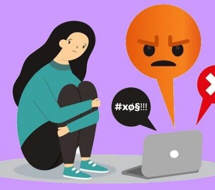 Cyberprzemoc w social mediach – jak rozpoznać, że dziecko doświadcza hejtu i co zrobić krok po kroku