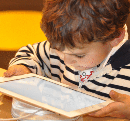 Czy publikowanie zdjęć dzieci w social mediach jest bezpieczne? – największe zagrożenia i jak ich uniknąć