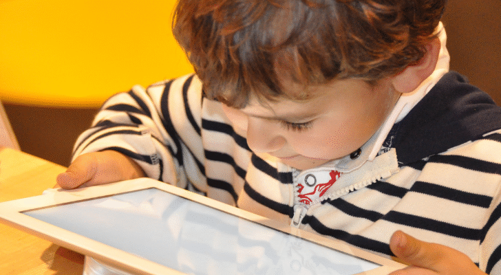 Czy publikowanie zdjęć dzieci w social mediach jest bezpieczne? – największe zagrożenia i jak ich uniknąć