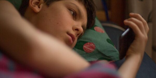 Ile czasu dziecko powinno spędzać na TikToku, YouTube i Instagramie? – rekomendacje ekspertów w 2025 roku