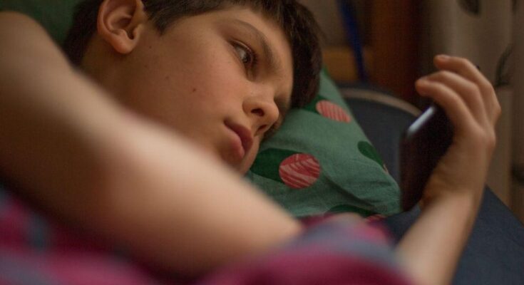 Ile czasu dziecko powinno spędzać na TikToku, YouTube i Instagramie? – rekomendacje ekspertów w 2025 roku