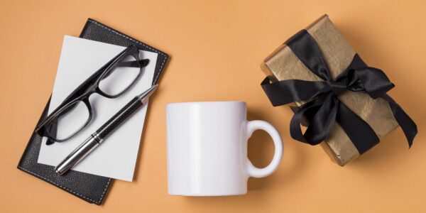 Jak zaprojektować kubki z logo które wpisują się w identyfikację marki?