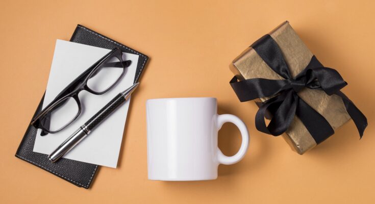 Jak zaprojektować kubki z logo które wpisują się w identyfikację marki?