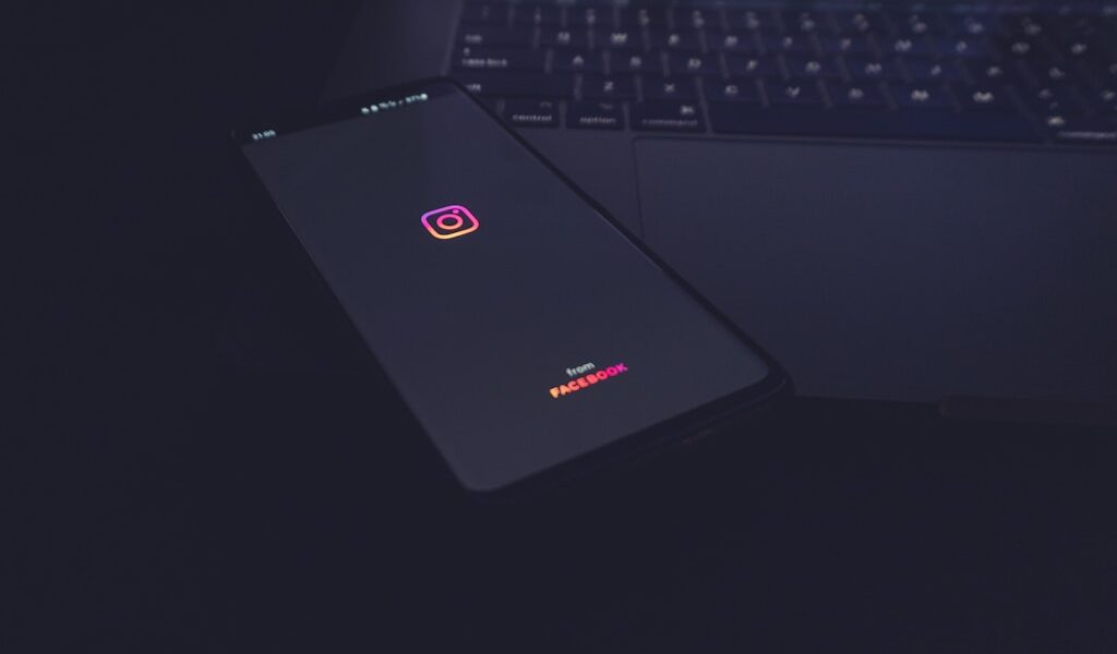 Algorytmy Facebooka i Instagrama – co wpływa na zasięgi?