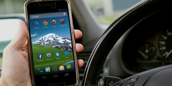 Tłumaczenie napisów online – jak ułatwia komunikację w świecie video i e-learningu? - turbotlumaczenia.pl