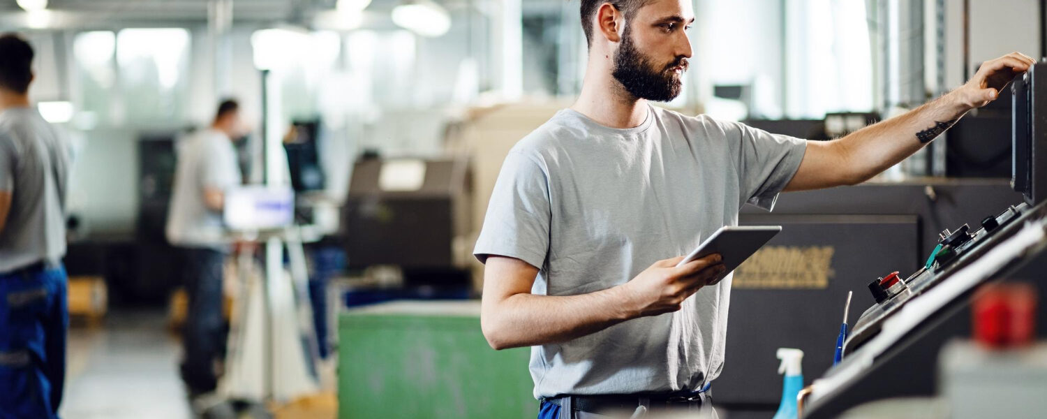 Kompleksowy przewodnik po sterowaniu produkcją: jak zautomatyzować i zoptymalizować procesy produkcyjne