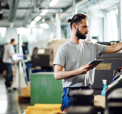 Kompleksowy przewodnik po sterowaniu produkcją: jak zautomatyzować i zoptymalizować procesy produkcyjne