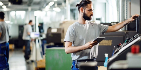 Kompleksowy przewodnik po sterowaniu produkcją: jak zautomatyzować i zoptymalizować procesy produkcyjne