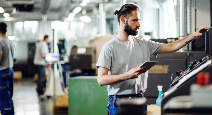 Kompleksowy przewodnik po sterowaniu produkcją: jak zautomatyzować i zoptymalizować procesy produkcyjne