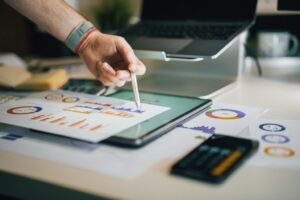 Gdy sklep internetowy przestaje rosnąć – jak odzyskać dynamikę sprzedaży