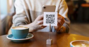 Jak wybrać i wdrożyć rozwiązanie kodu QR w mojej restauracji?