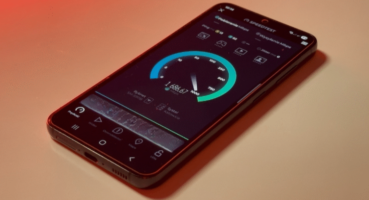 Dlaczego szybki internet nie gwarantuje niskiego pingu – analiza opóźnień sieci