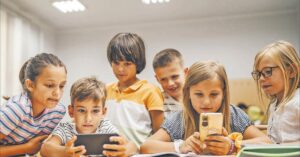 Jak chronić swoje dzieci w social mediach w 2026 roku?