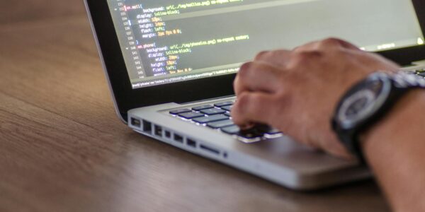 Przewodnik po migracji do chmury: jak bezpiecznie i efektywnie przenieść infrastrukturę IT