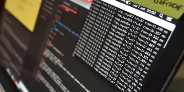 Co system operacyjny wie o Twoich błędach – analiza logów jako źródło wiedzy dla atakującego