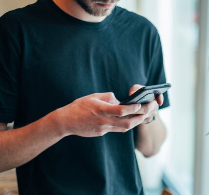 Profesjonalna naprawa telefonów Gdańsk - serwisant diagnozujący uszkodzony smartfon