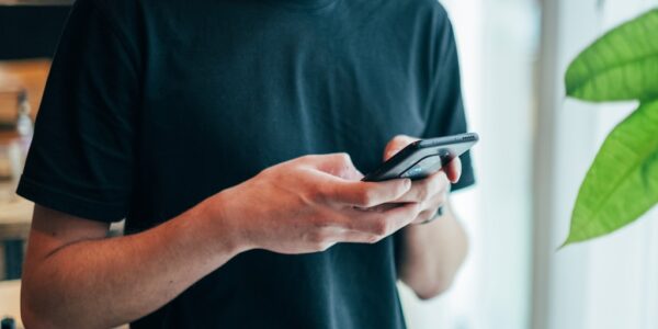 Profesjonalna naprawa telefonów Gdańsk - serwisant diagnozujący uszkodzony smartfon