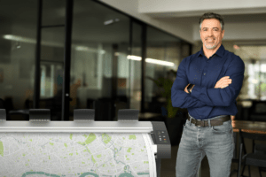 Skaner wielkoformatowy i mężczyzna po prawej stronie.