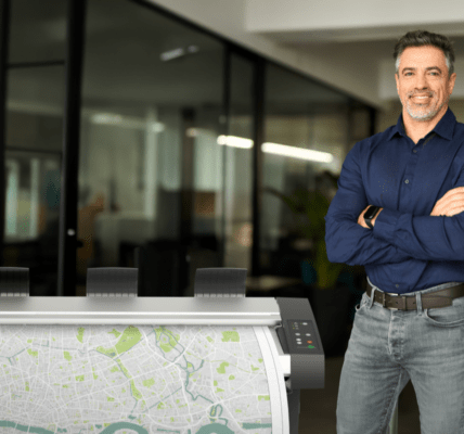 Skaner wielkoformatowy i mężczyzna po prawej stronie.