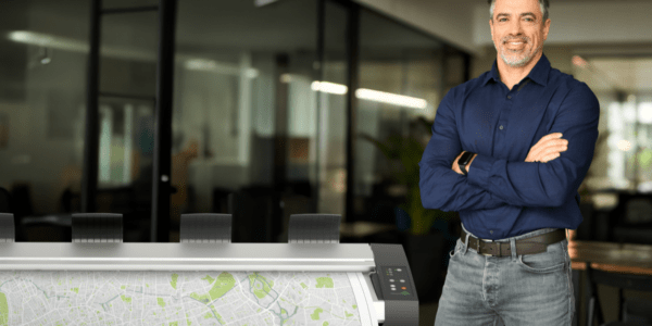 Skaner wielkoformatowy i mężczyzna po prawej stronie.