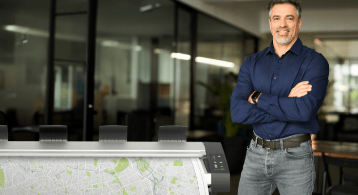 Skaner wielkoformatowy i mężczyzna po prawej stronie.