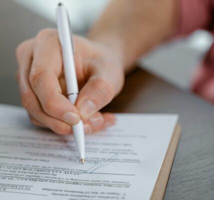 Czy można sprzedać mieszkanie po podpisaniu umowy deweloperskiej?