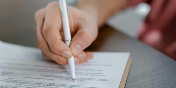 Czy można sprzedać mieszkanie po podpisaniu umowy deweloperskiej?