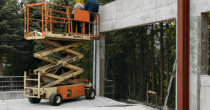 Kurs na podnośniki koszowe a bezpieczeństwo pracy – najczęstsze błędy operatorów i jak ich uniknąć?