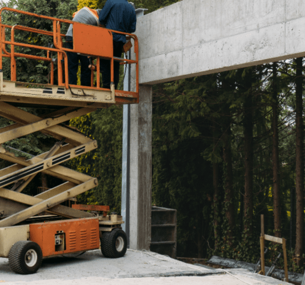 Kurs na podnośniki koszowe a bezpieczeństwo pracy – najczęstsze błędy operatorów i jak ich uniknąć?