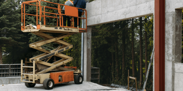 Kurs na podnośniki koszowe a bezpieczeństwo pracy – najczęstsze błędy operatorów i jak ich uniknąć?