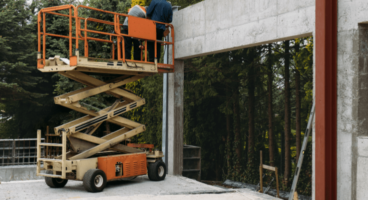 Kurs na podnośniki koszowe a bezpieczeństwo pracy – najczęstsze błędy operatorów i jak ich uniknąć?
