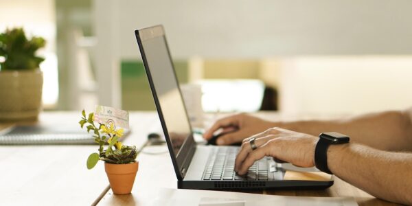 Faktoring online: poradnik dla małych i średnich firm