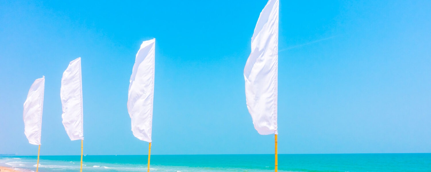 Beach flagi na sezon startowy - jaki kształt działa przy chłodnym, wietrznym marcu?