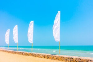 Beach flagi na sezon startowy - jaki kształt działa przy chłodnym, wietrznym marcu?