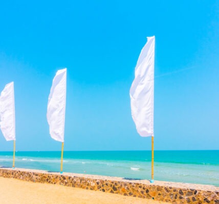Beach flagi na sezon startowy - jaki kształt działa przy chłodnym, wietrznym marcu?