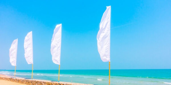 Beach flagi na sezon startowy - jaki kształt działa przy chłodnym, wietrznym marcu?