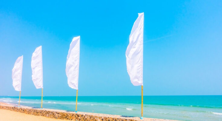 Beach flagi na sezon startowy - jaki kształt działa przy chłodnym, wietrznym marcu?