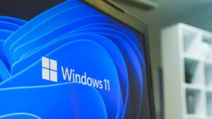 Dlaczego Windows 11 sam włącza lub wyłącza usługi – jak działa automatyczne zarządzanie systemem