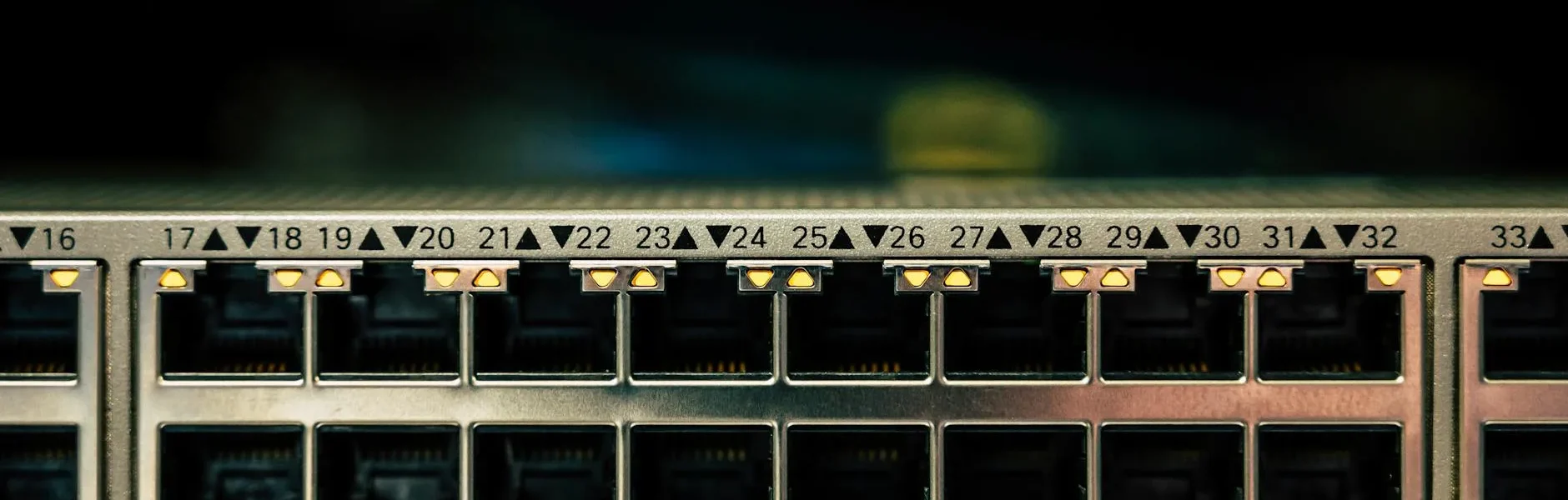 Dlaczego porty w systemie są otwarte mimo braku aplikacji – analiza połączeń sieciowych (Windows 11 + bezpieczeństwo)